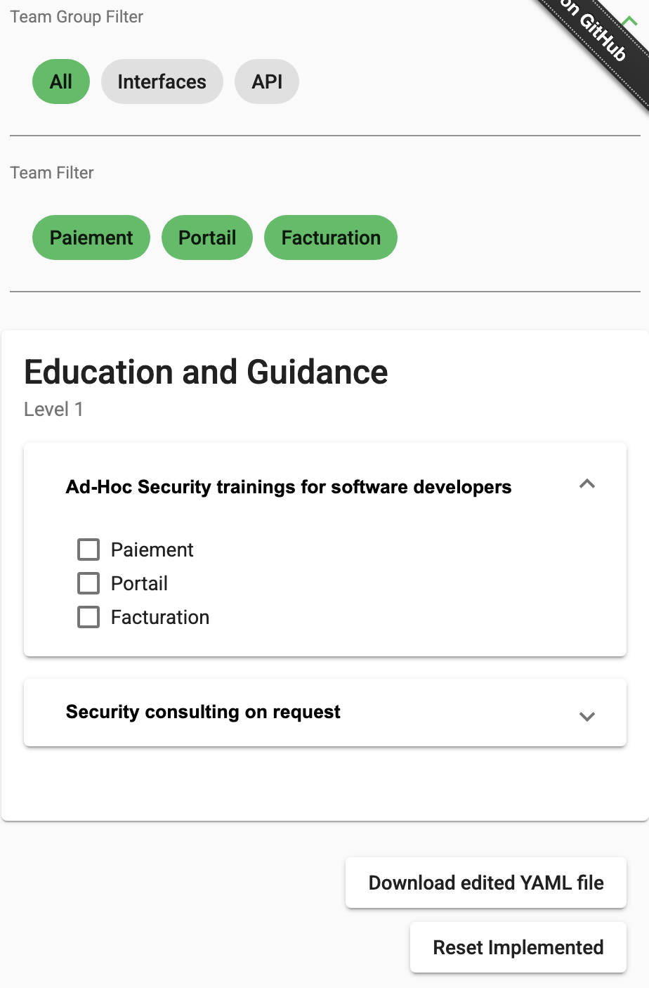 Le panneau de droite de la heatmap, sur la case de niveau 1 de la sous-dimension Education and Guidance. En haut, le filtre par groupe d’équipes, All, Interfaces et API, puis le filtre par équipe, Paiement, Portail et Facturation. En dessous, la carte de la case: l’activité Ad-Hoc Security trainings for software developers, dépliée, avec une case à cocher vide pour chacune des trois équipes. En bas, les boutons Download edited YAML file et Reset Implemented.
